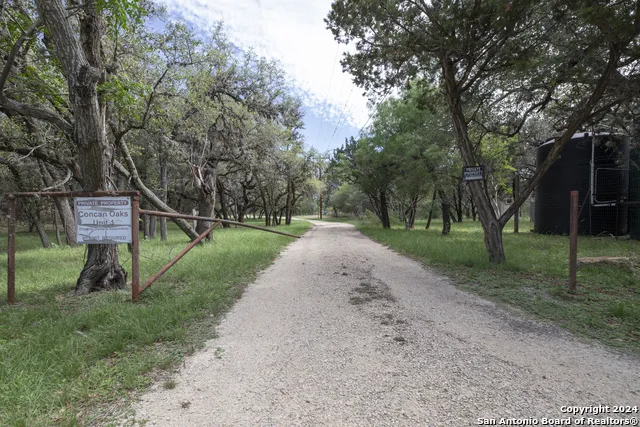 34 CAT CLAW MTN RD Concan, TX 78838