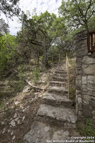 34 CAT CLAW MTN RD Concan, TX 78838