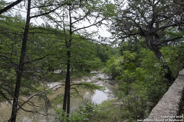 34 CAT CLAW MTN RD Concan, TX 78838