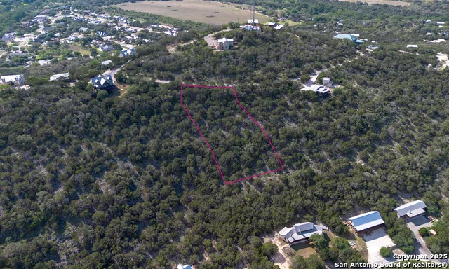 34 CAT CLAW MTN RD Concan, TX 78838