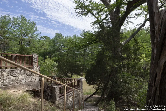 34 CAT CLAW MTN RD Concan, TX 78838