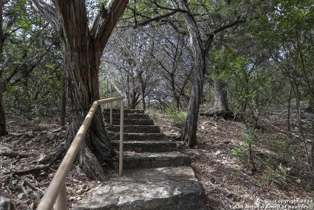 34 CAT CLAW MTN RD Concan, TX 78838