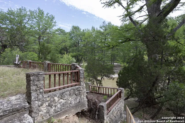 34 CAT CLAW MTN RD Concan, TX 78838