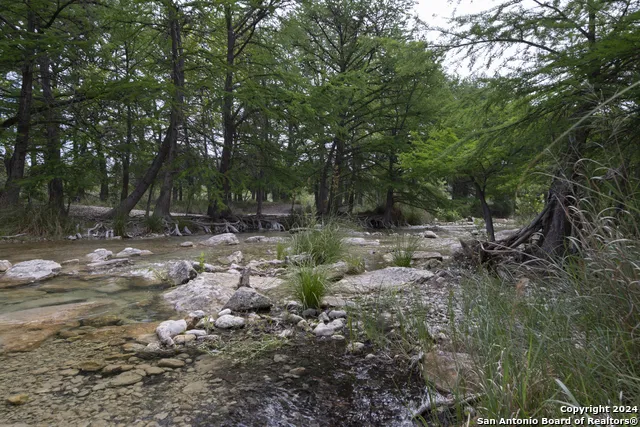 34 CAT CLAW MTN RD Concan, TX 78838
