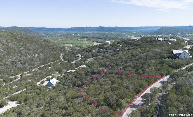 34 CAT CLAW MTN RD Concan, TX 78838