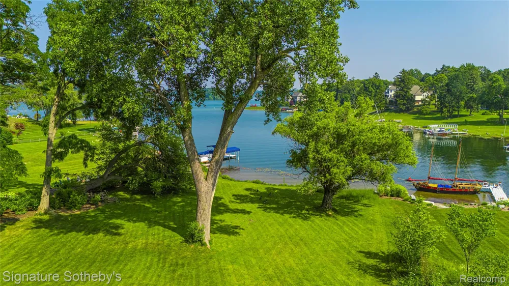2475 LAKE ANGELUS ROAD W Lake Angelus City, MI 48326
