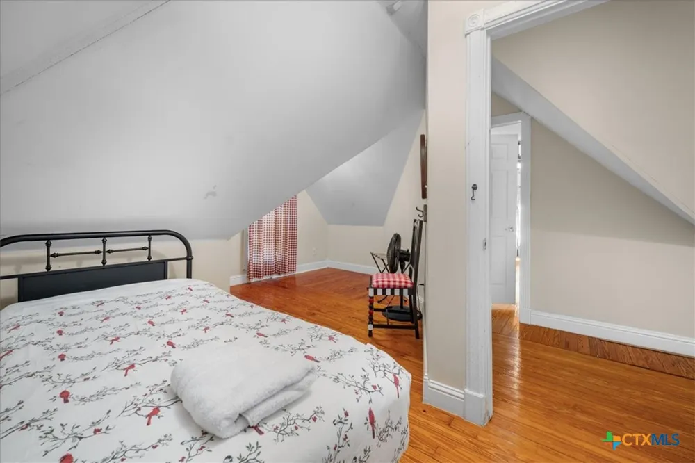 501 W Moore Moulton, TX 77975