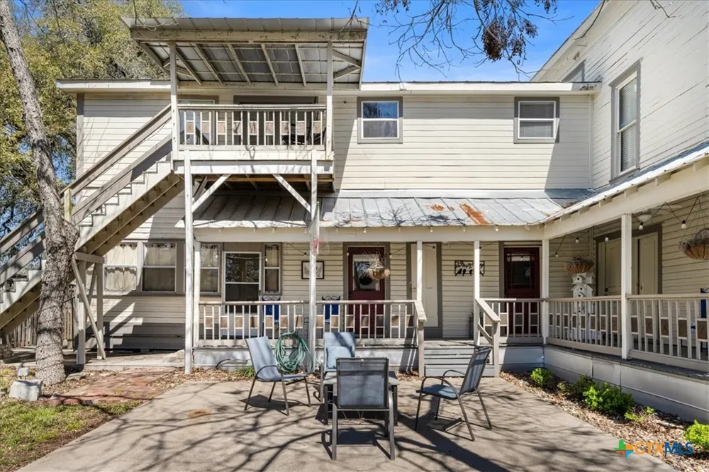 501 W Moore Moulton, TX 77975