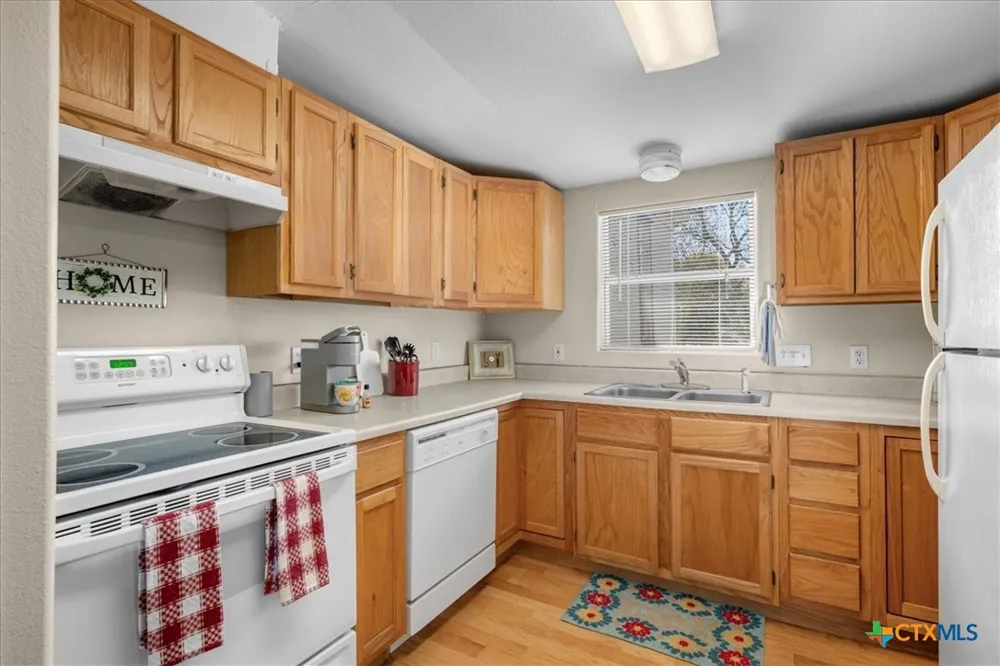501 W Moore Moulton, TX 77975