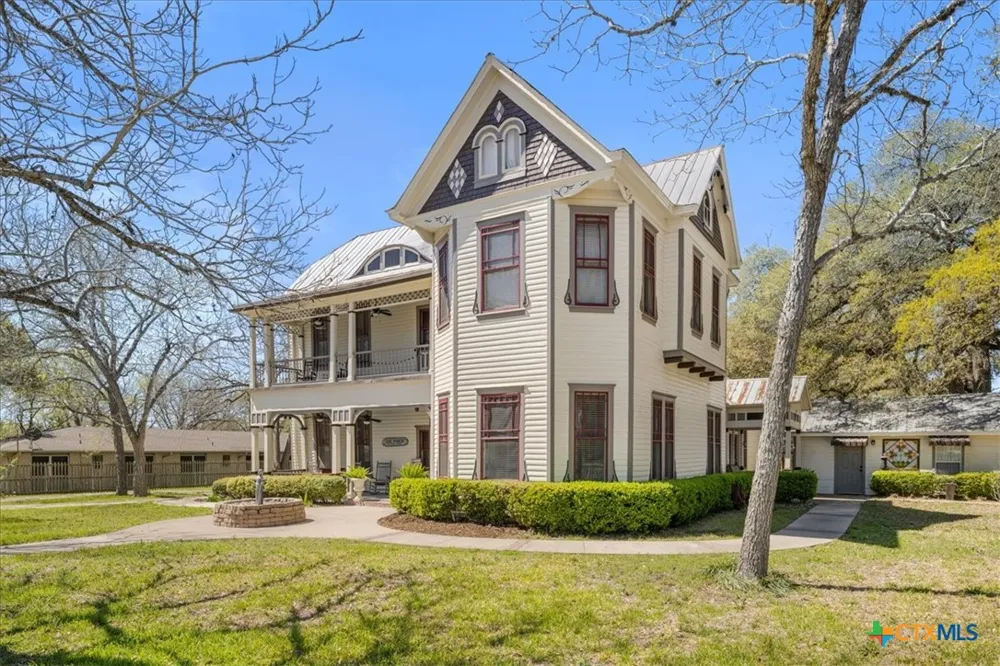 501 W Moore Moulton, TX 77975