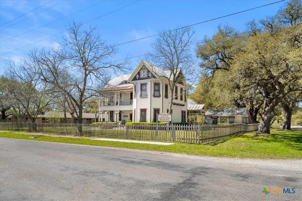 501 W Moore Moulton, TX 77975