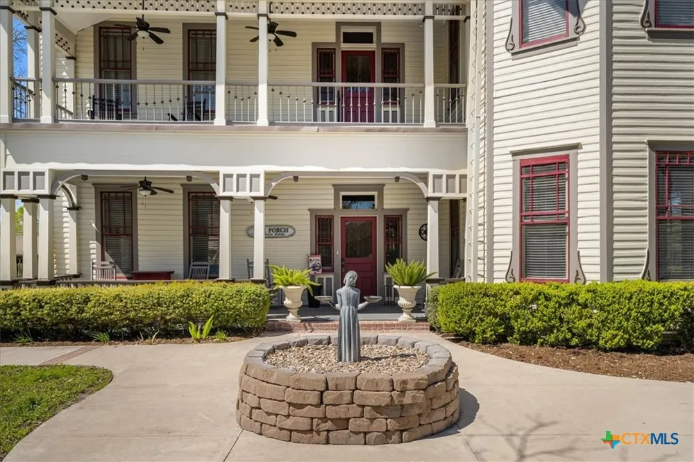 501 W Moore Moulton, TX 77975