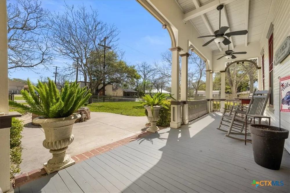 501 W Moore Moulton, TX 77975