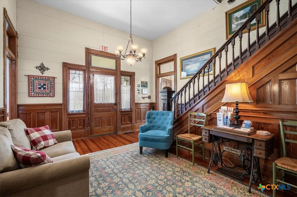 501 W Moore Moulton, TX 77975