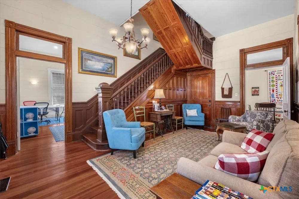 501 W Moore Moulton, TX 77975