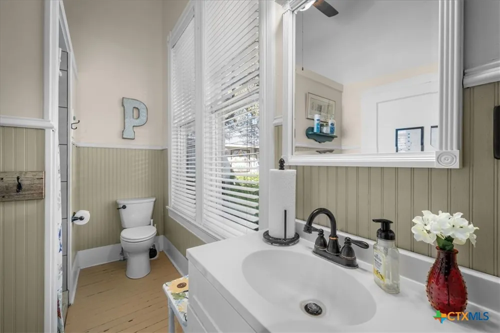 501 W Moore Moulton, TX 77975