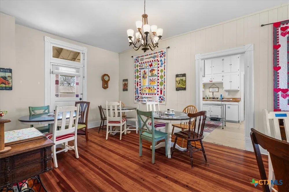 501 W Moore Moulton, TX 77975
