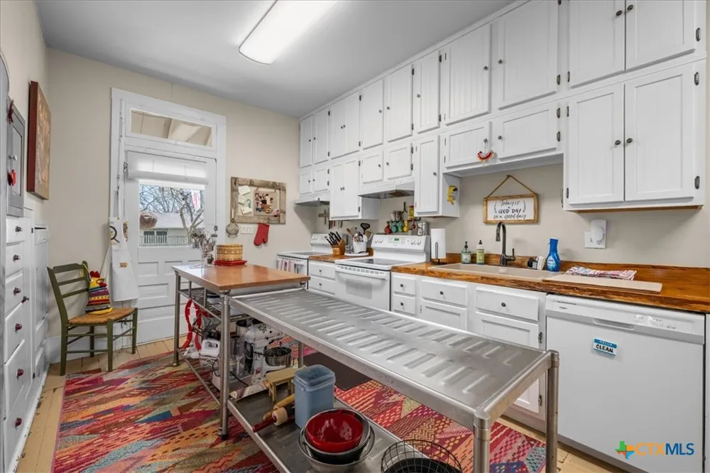 501 W Moore Moulton, TX 77975