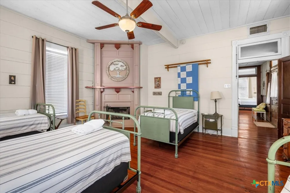501 W Moore Moulton, TX 77975