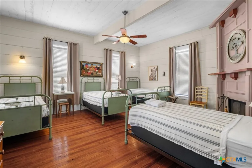 501 W Moore Moulton, TX 77975