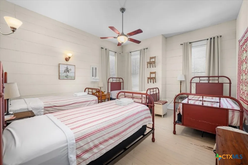 501 W Moore Moulton, TX 77975