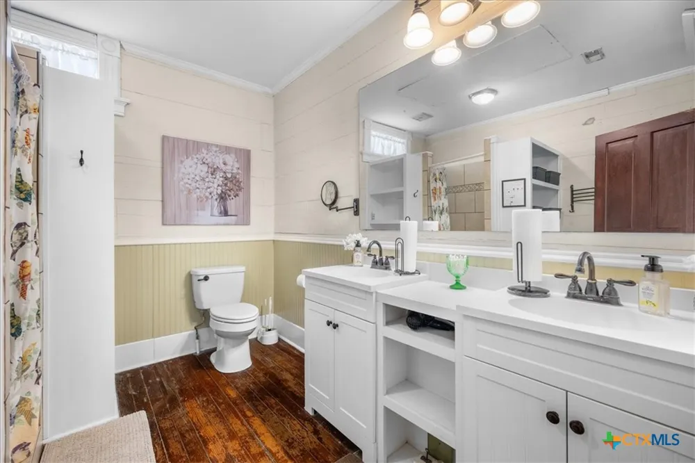 501 W Moore Moulton, TX 77975