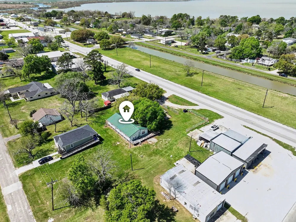 810 Miller Anahuac, TX 77514