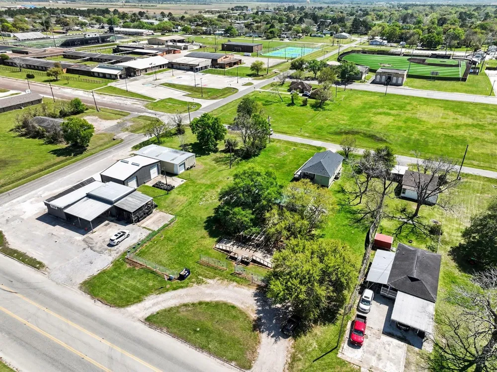 810 Miller Anahuac, TX 77514