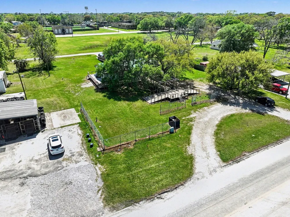 810 Miller Anahuac, TX 77514