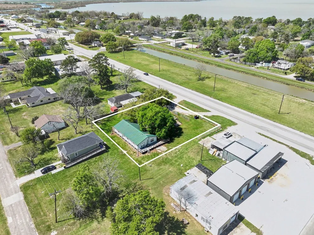 810 Miller Anahuac, TX 77514
