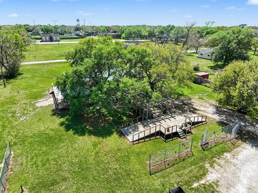 810 Miller Anahuac, TX 77514