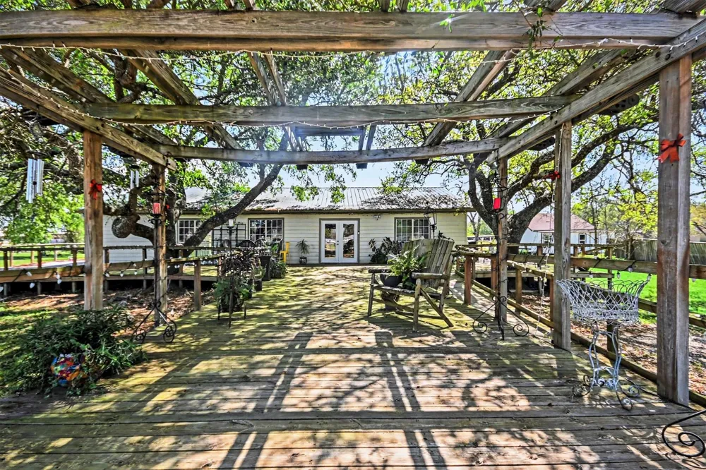 810 Miller Anahuac, TX 77514