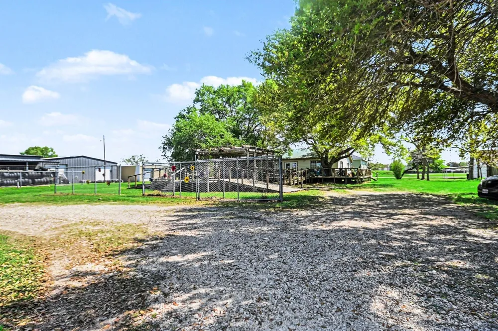 810 Miller Anahuac, TX 77514