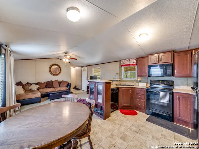 6472 Bluntzer Rd Jourdanton, TX 78026