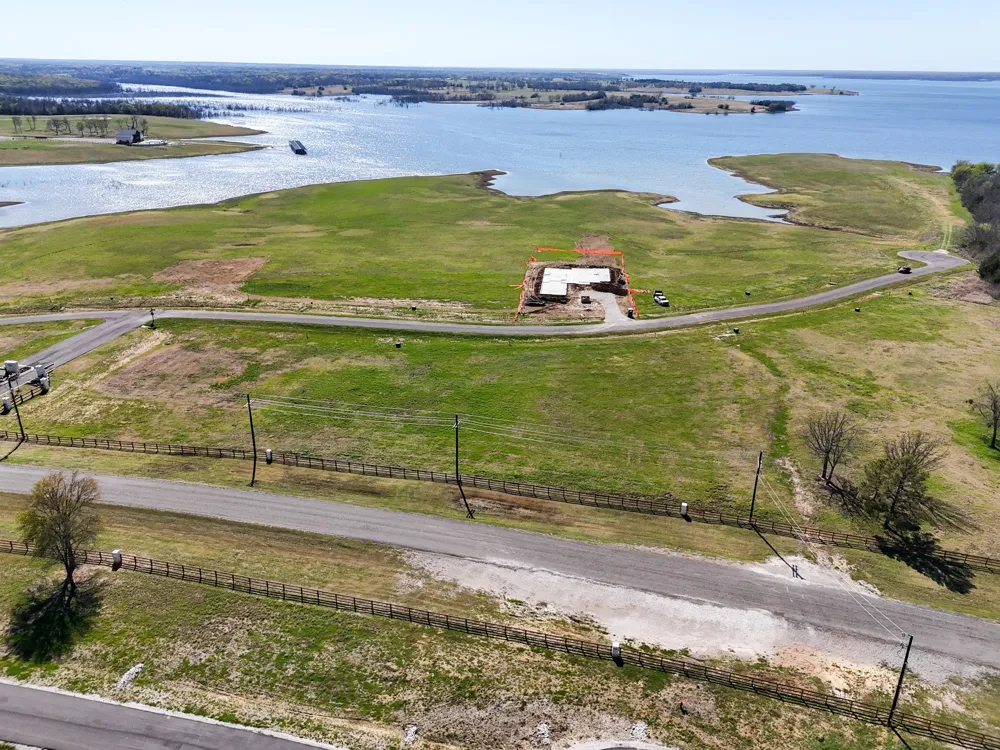 532 LAKESHORE TERRACE Windom, TX 75492
