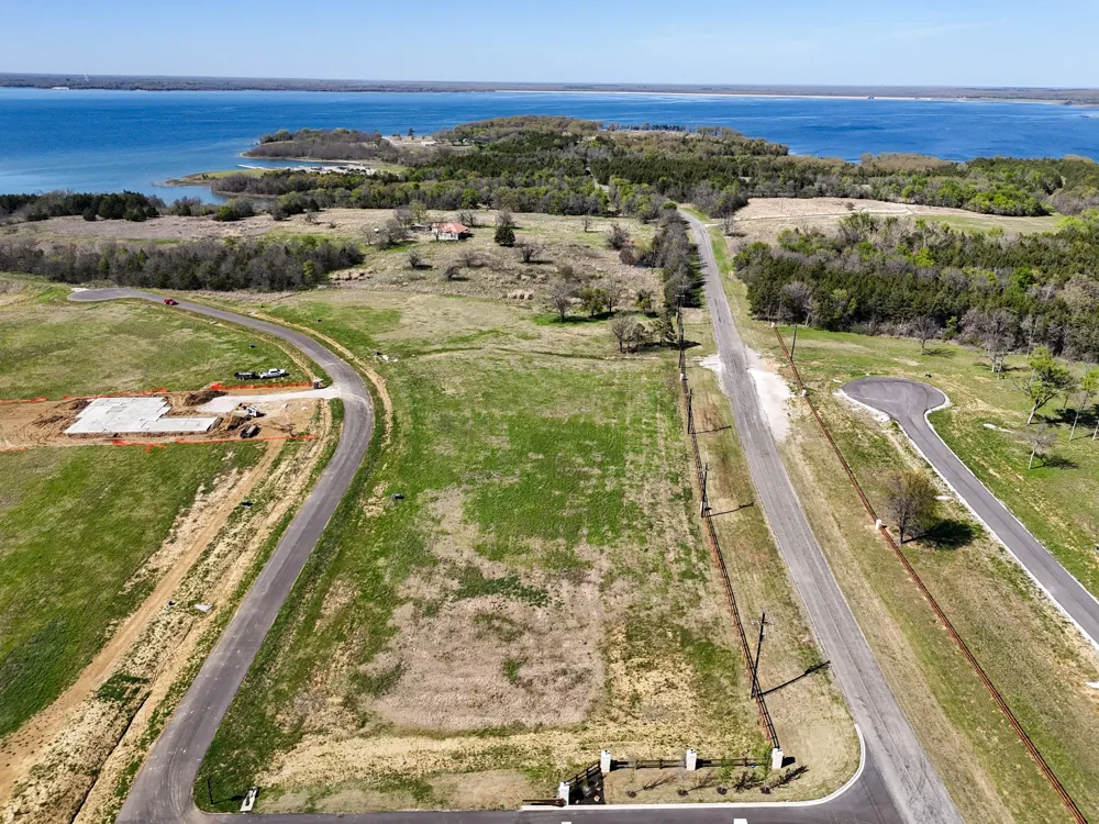532 LAKESHORE TERRACE Windom, TX 75492
