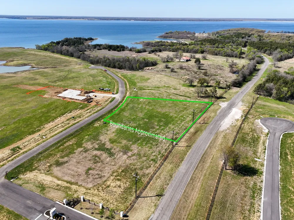 532 LAKESHORE TERRACE Windom, TX 75492