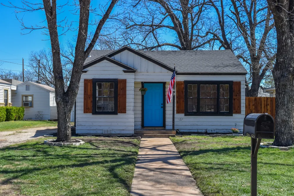 1202 Grant Brady, TX 76825