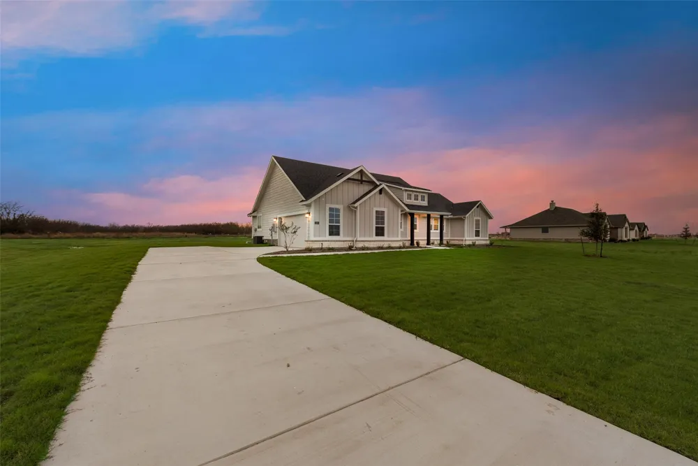 1230 County Road 200 Valley View, TX 76272