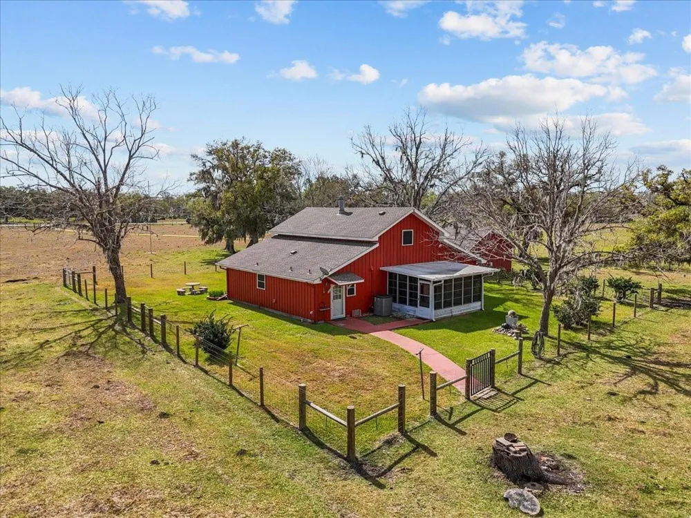 8960 County Road 505 Brazoria, TX 77422