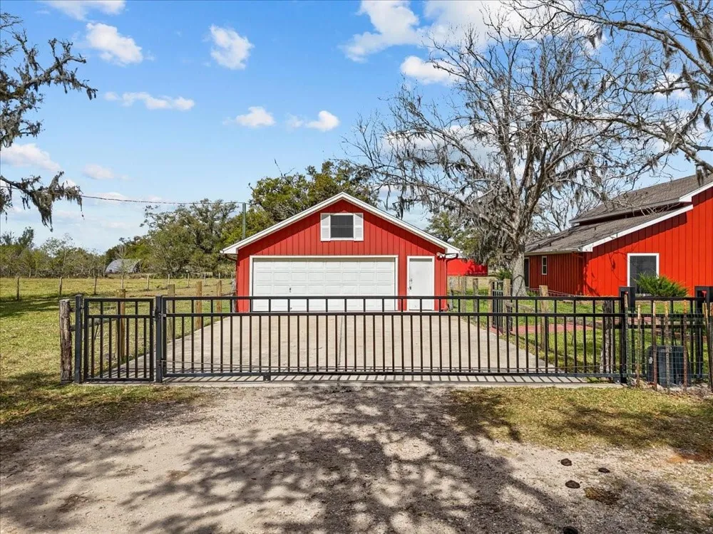 8960 County Road 505 Brazoria, TX 77422