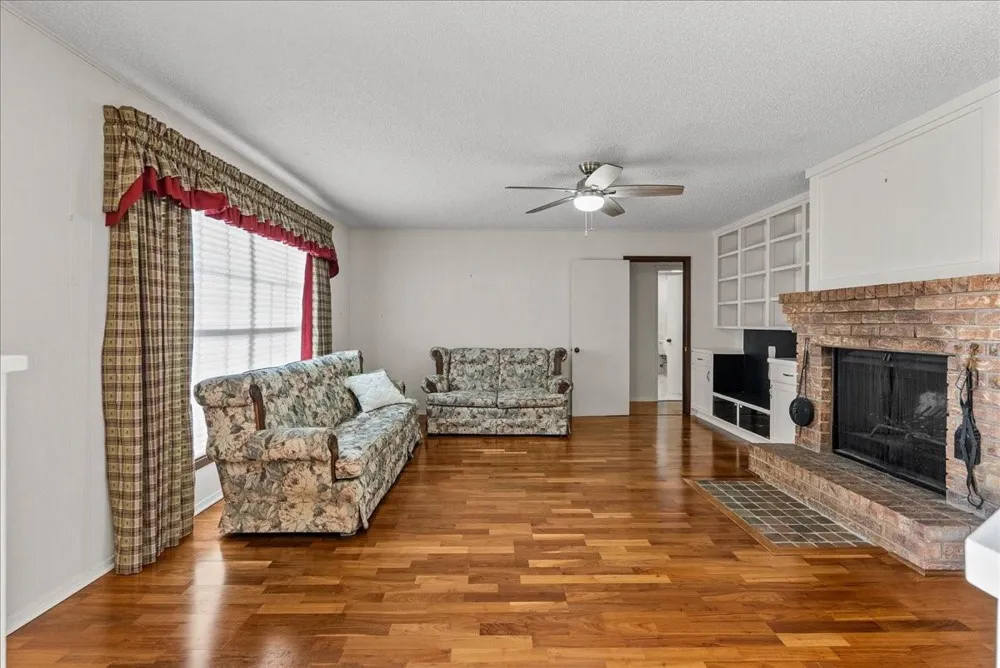 8960 County Road 505 Brazoria, TX 77422