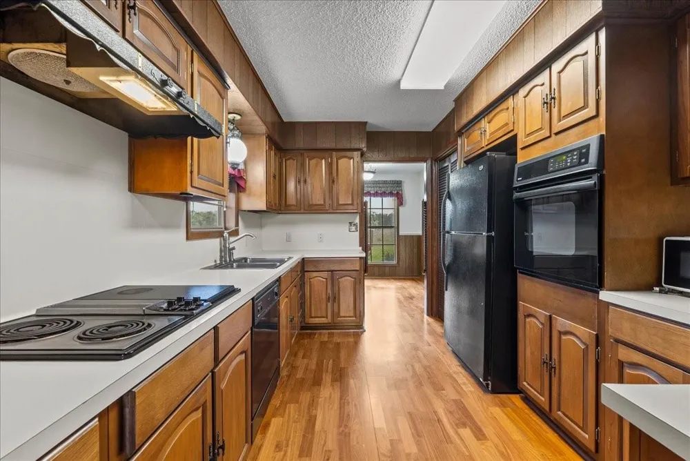 8960 County Road 505 Brazoria, TX 77422