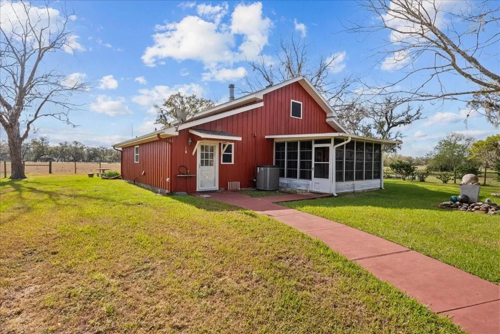 8960 County Road 505 Brazoria, TX 77422