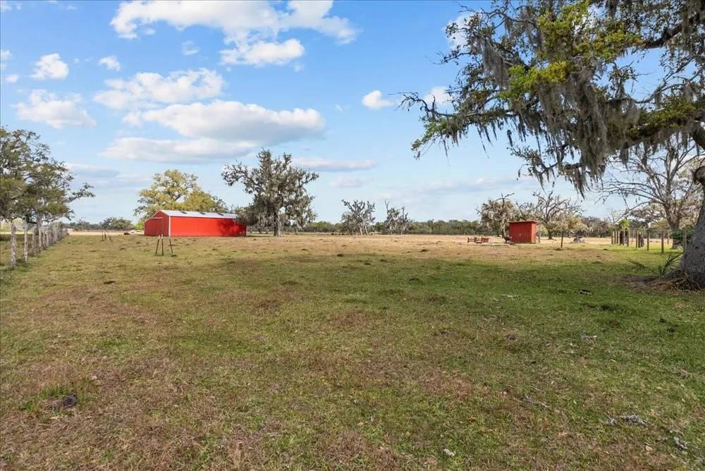 8960 County Road 505 Brazoria, TX 77422