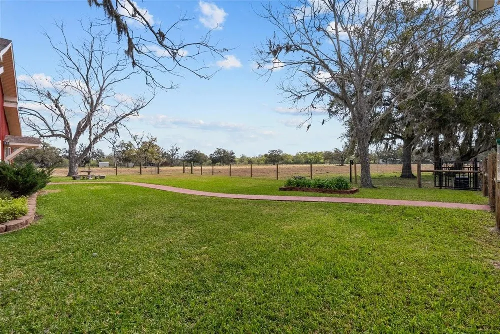8960 County Road 505 Brazoria, TX 77422