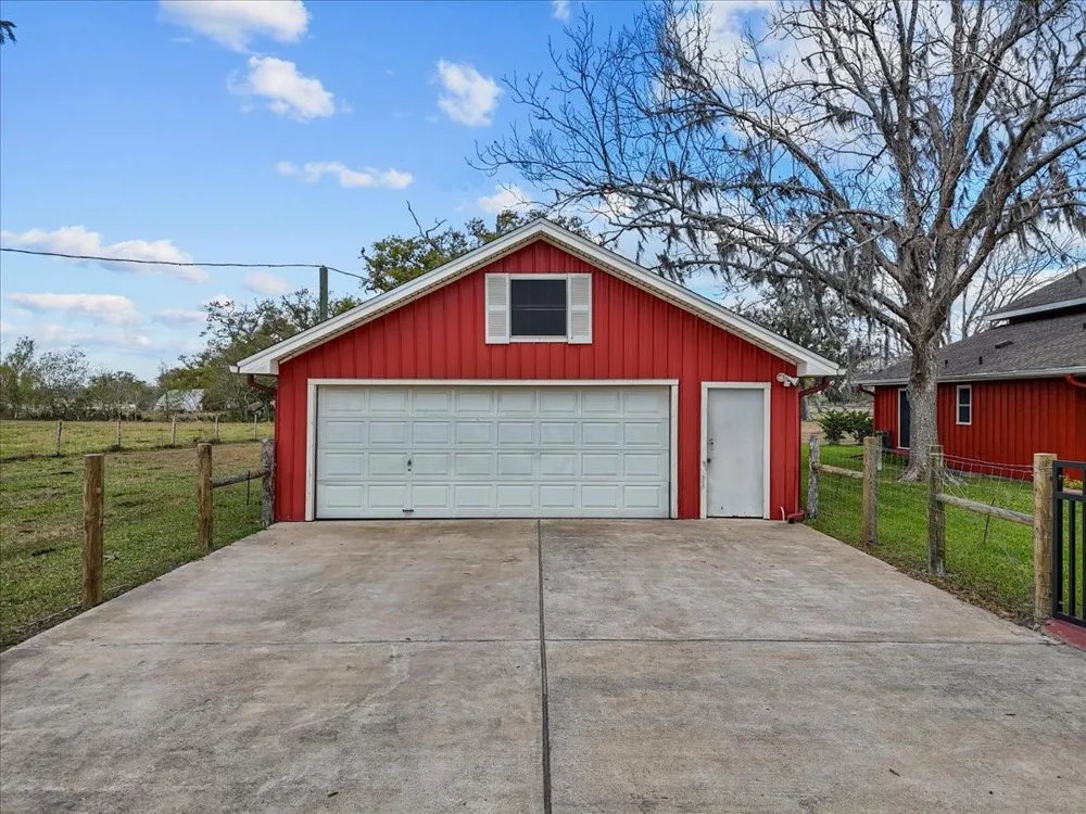 8960 County Road 505 Brazoria, TX 77422