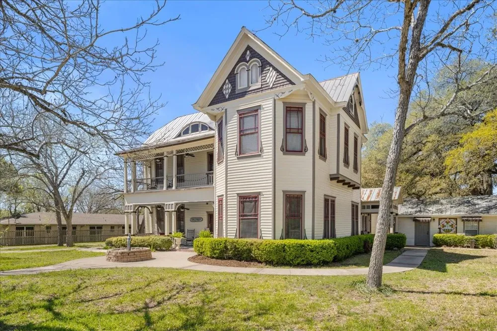 501 W Moore Moulton, TX 77975