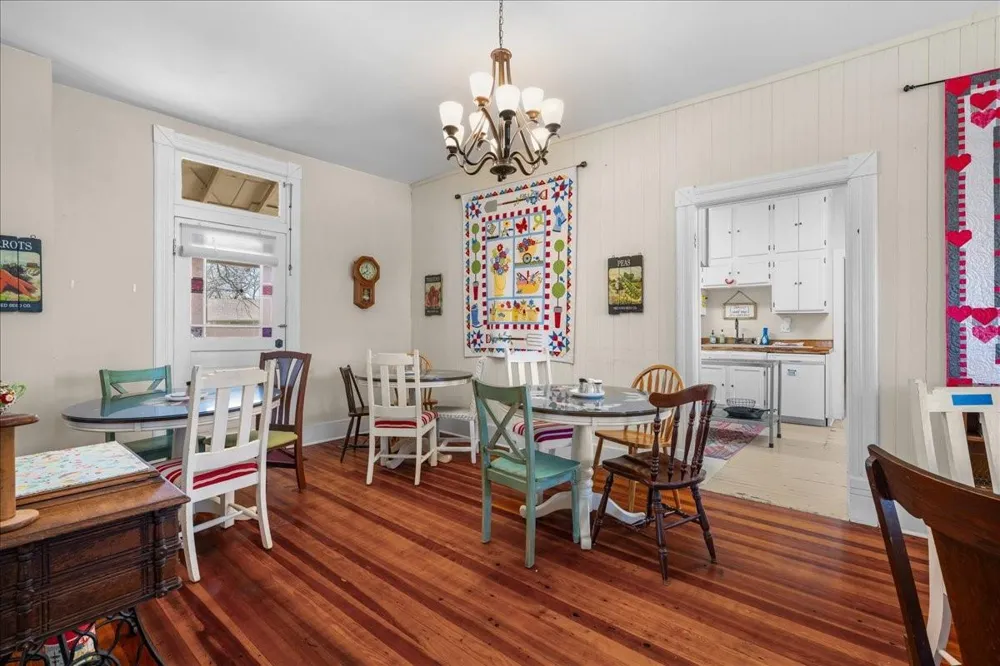 501 W Moore Moulton, TX 77975