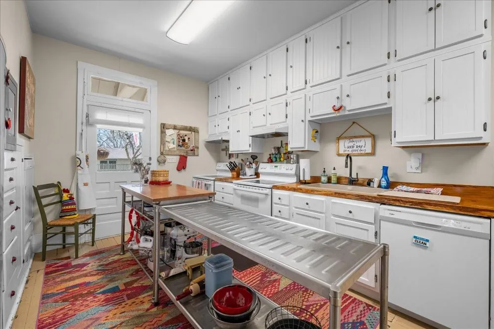 501 W Moore Moulton, TX 77975